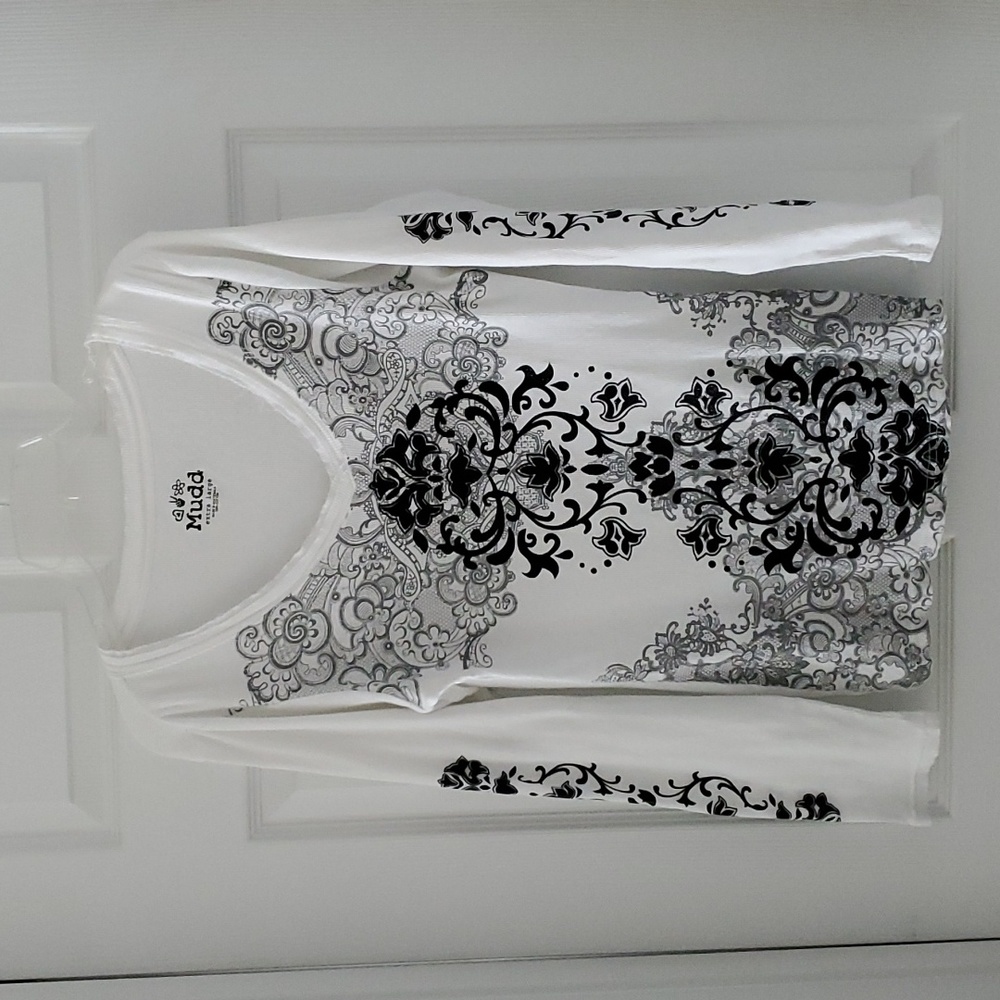 Juniors long sleeve Mudd shirt. XL. White, black,gray. Black has subtle sparkle.